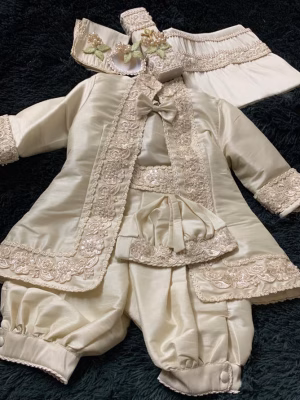 Traje bautizo café